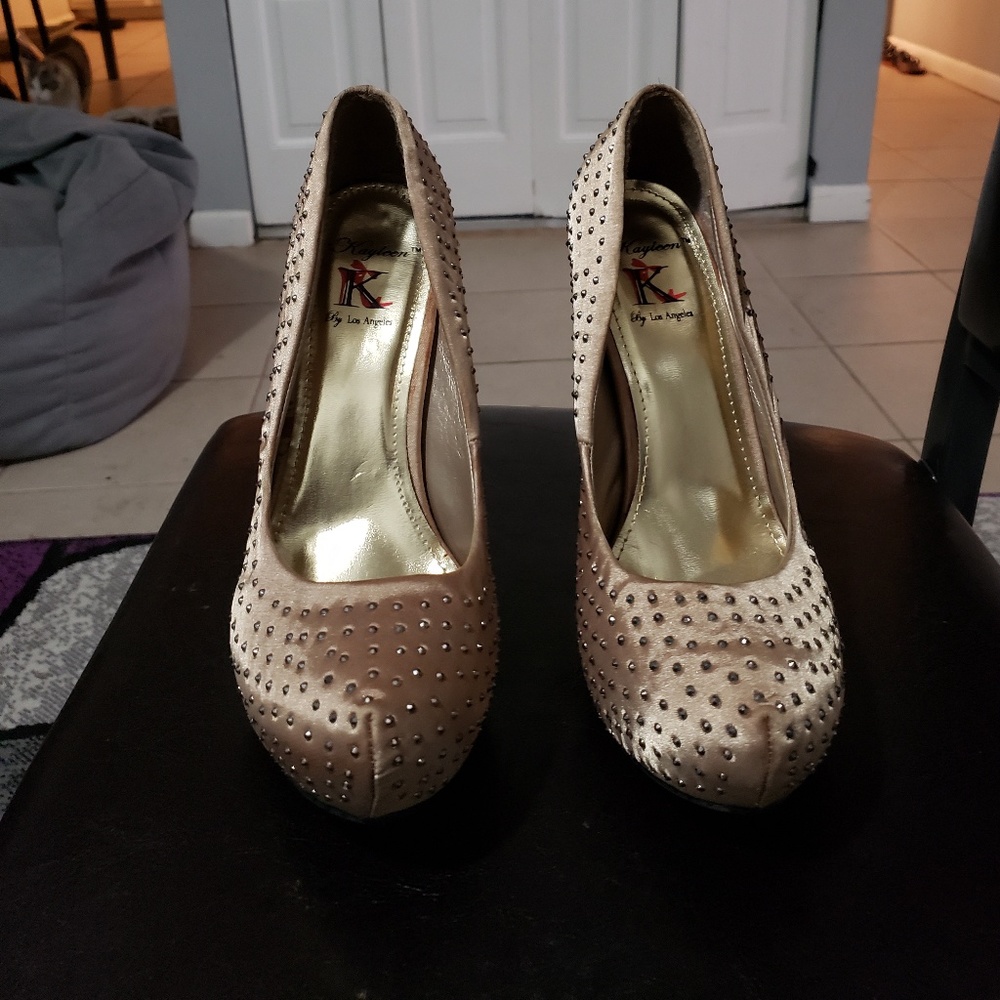 Size  9 Kayleen  Gold shoes By Los Angeles